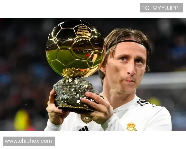 足球巨星亲临赛场为儿子加油助威展现父爱无疆 足球巨星亲临赛场为儿子加油助威展现父爱无疆