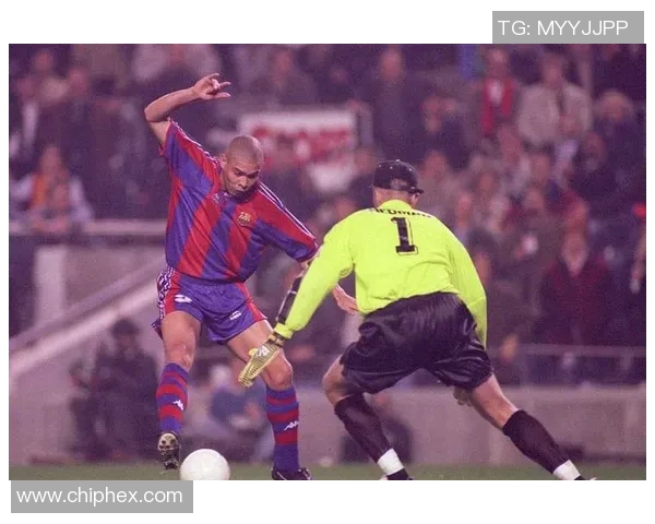 足球巨星罗纳尔多的辉煌历程与传奇风采解析